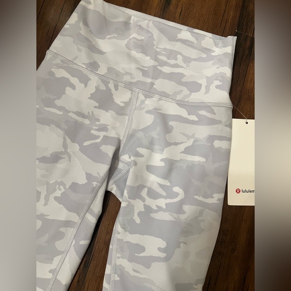 LULULEMON WONDER UNDER SHORTS 10” - Picture 2 of 6